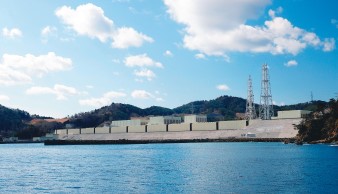 ���쌴�q�͔��d��