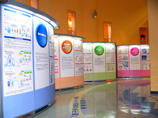 ���q�̓R�[�i�[�u���q�͓W���p�l���v