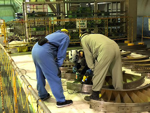 �ݐω^�]���Ԃ����E�Œ��N���X�̃K�X�^�[�r����_�� �C���[�W3