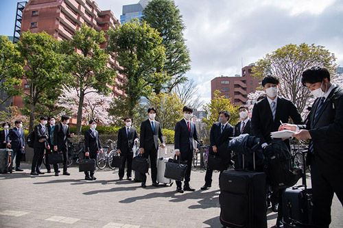 �����̐V���Ј��̊F����̗l�q�ł� �C���[�W1