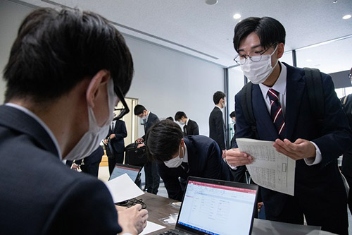 �����̐V���Ј��̊F����̗l�q�ł� �C���[�W2