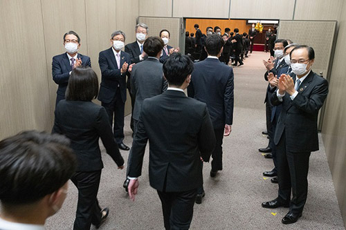 �����̐V���Ј��̊F����̗l�q�ł� �C���[�W3