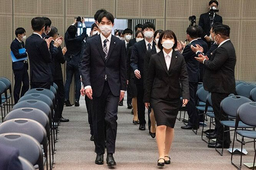 �����̐V���Ј��̊F����̗l�q�ł� �C���[�W4