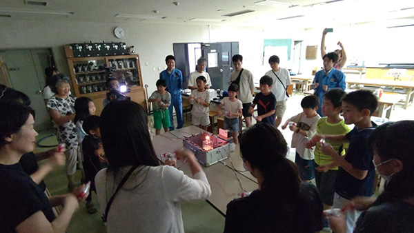 �V���[�v�y���V���̐c�����点�悤�@�Q���ґS���Ŕ��d�̌��I �C���[�W1