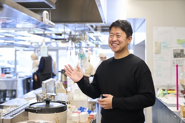 �u�W�[�o�[�v�����ɂ����V�W�J�ɉ����āA�V�j�A�l�ނƊ�Ƃ����ԃv���b�g�t�H�[���� �C���[�W1