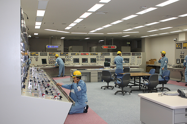 �V�~�����[�^�ɂ��^�]����P��