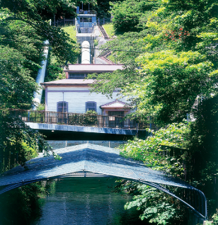 ���{�ɏ��߂ēd�C��������